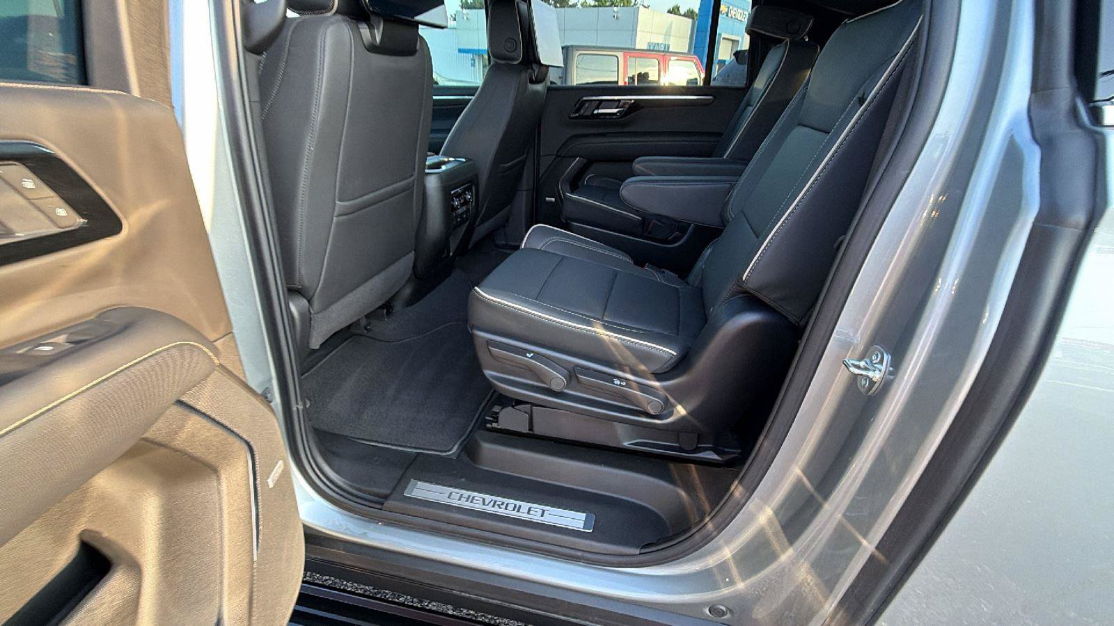 Used 2025 Chevrolet Suburban Premier AWD/4WD image 23