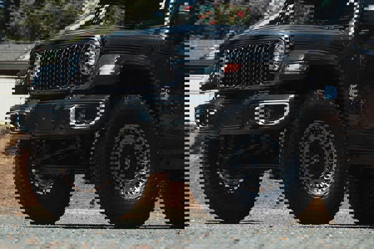 Used 2024 Jeep Gladiator Sport image 2
