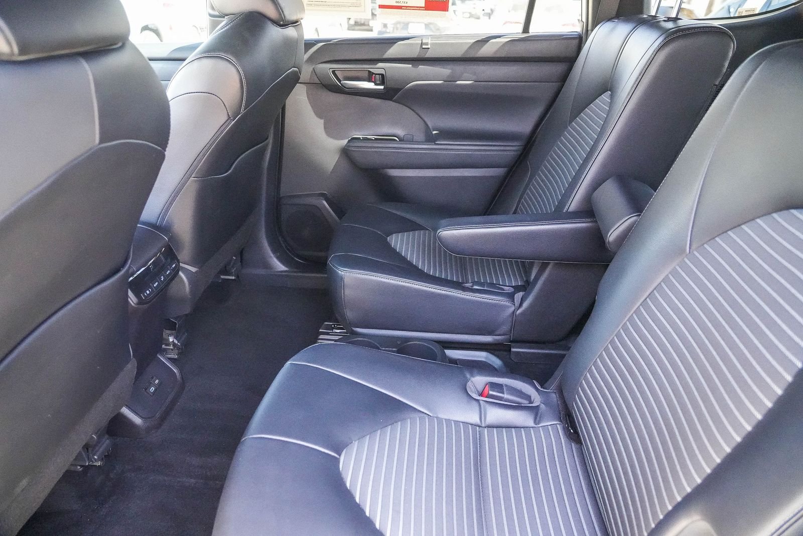 Used 2022 Toyota Highlander XSE FWD image 19
