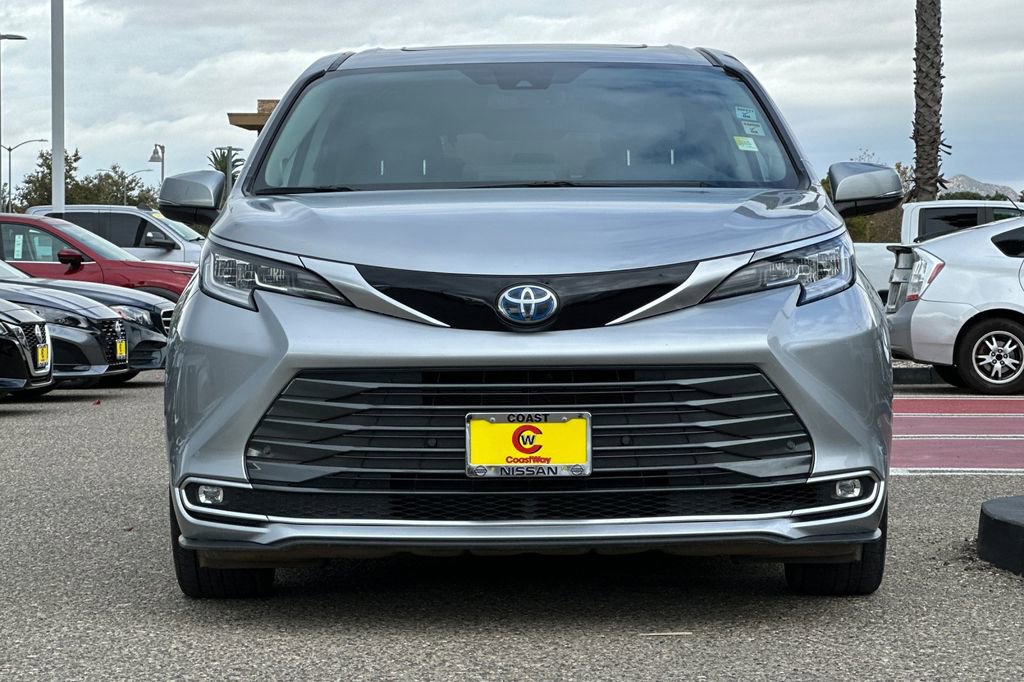 Used 2023 Toyota Sienna Limited image 9