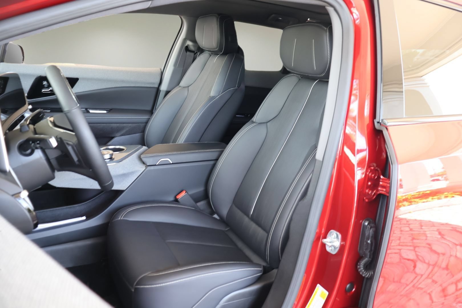 Certified 2025 Cadillac Optiq Sport 2 w/ LPO, Floor Liner Package AWD/4WD image 12