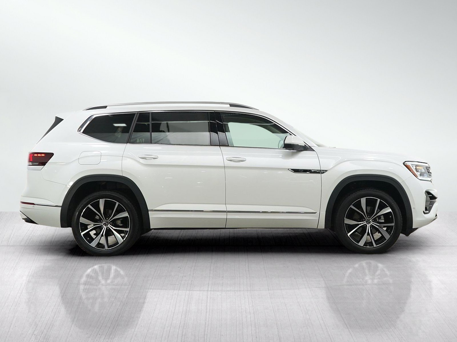 Used 2025 Volkswagen Atlas SEL Premium R-Line AWD/4WD image 6