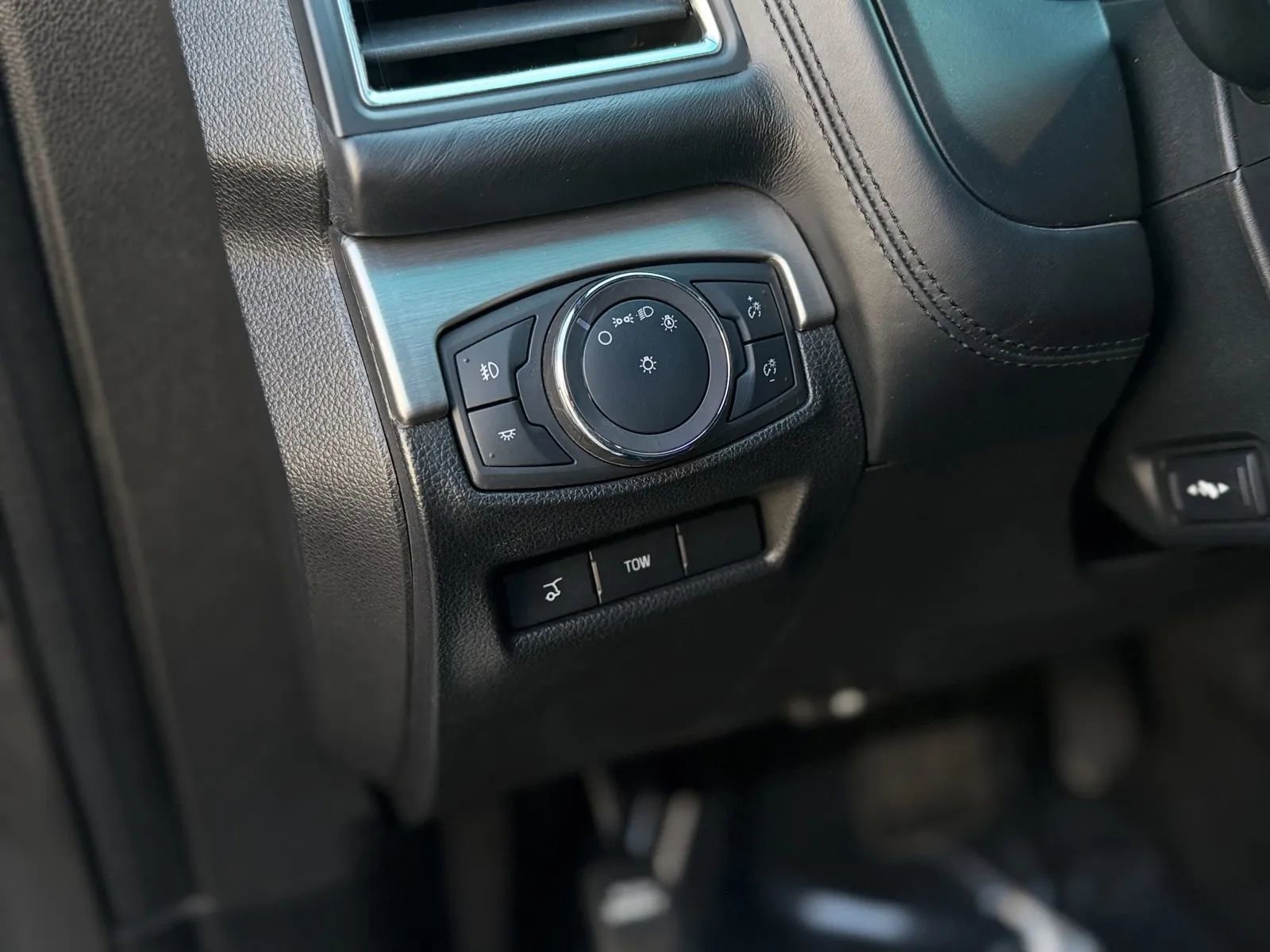 Used 2019 Ford Explorer Platinum image 30