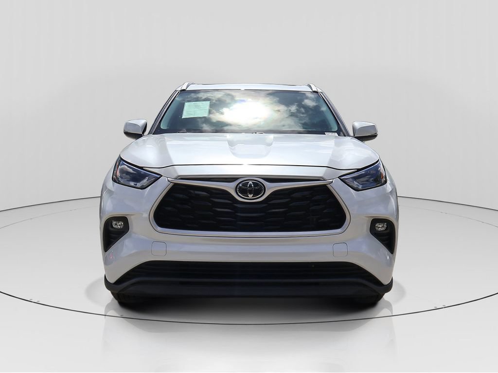 Used 2023 Toyota Highlander XLE FWD image 2