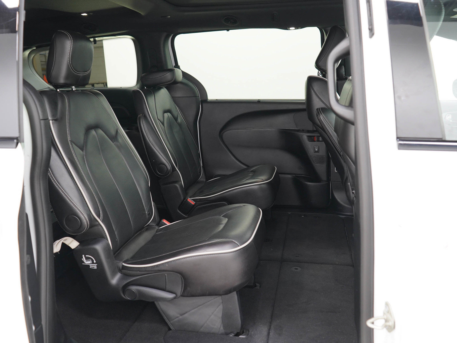Used 2025 Chrysler Pacifica Limited FWD image 12