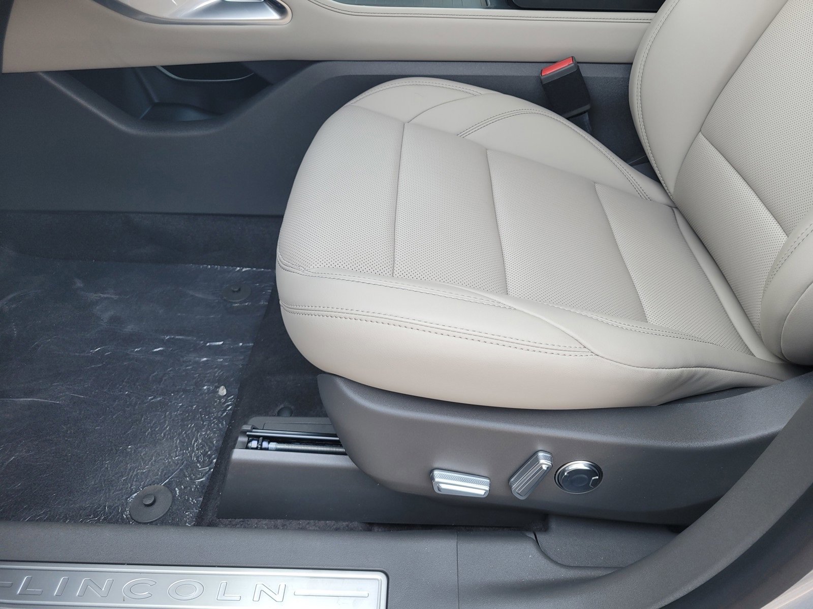 New 2025 Lincoln Nautilus Premier image 12