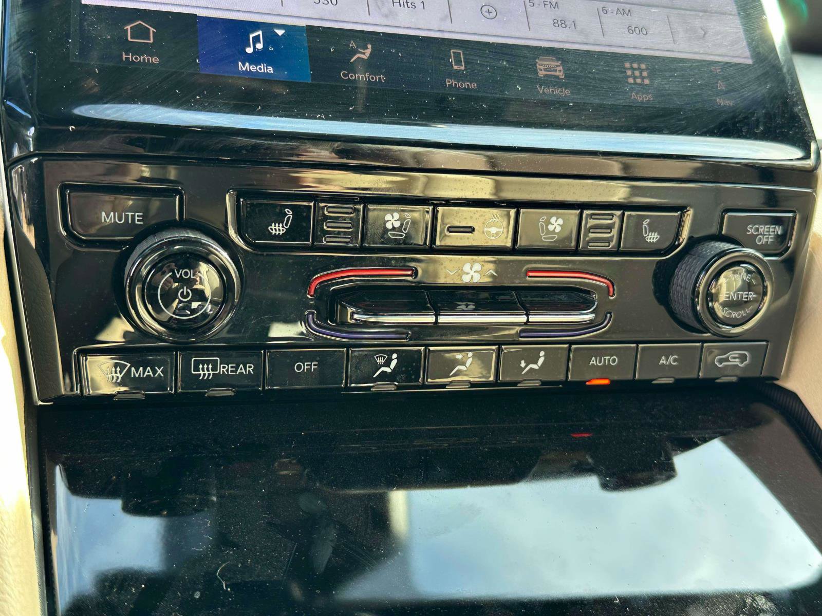 Used 2024 Jeep Grand Cherokee Limited w/ Luxury Tech Group II image 25