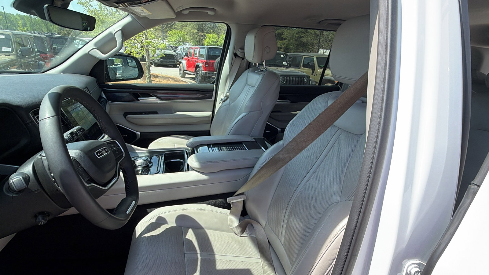 Used 2024 Jeep Wagoneer 4WD image 17