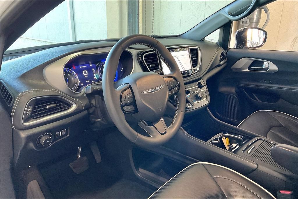 Used 2025 Chrysler Pacifica Limited FWD image 4