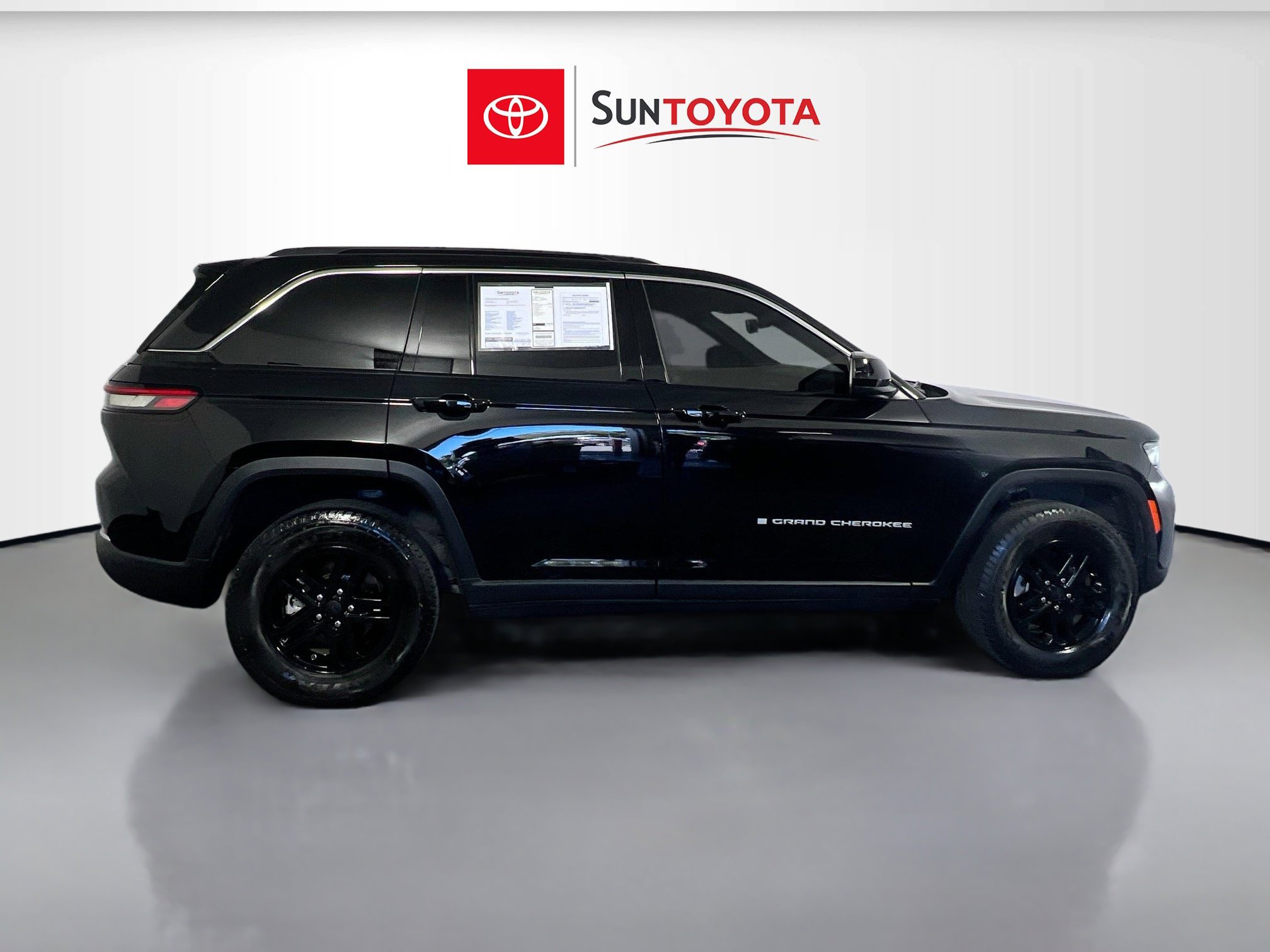 Used 2024 Jeep Grand Cherokee Laredo w/ Trailer Tow Package image 2