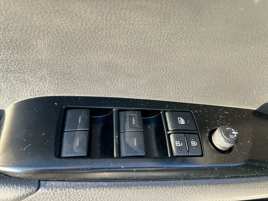 Used 2025 Toyota Camry SE FWD image 13