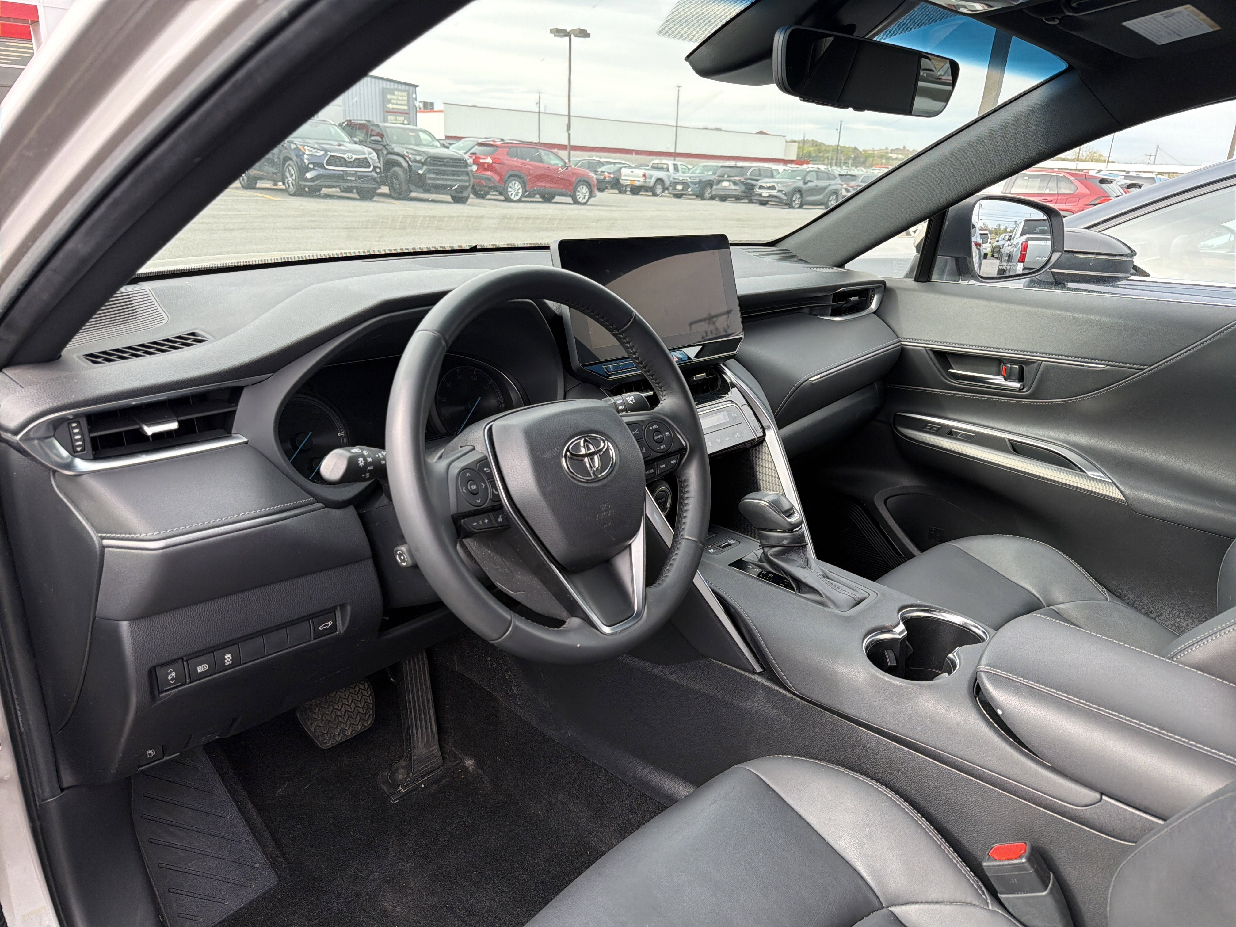 Used 2023 Toyota Venza XLE AWD/4WD image 6