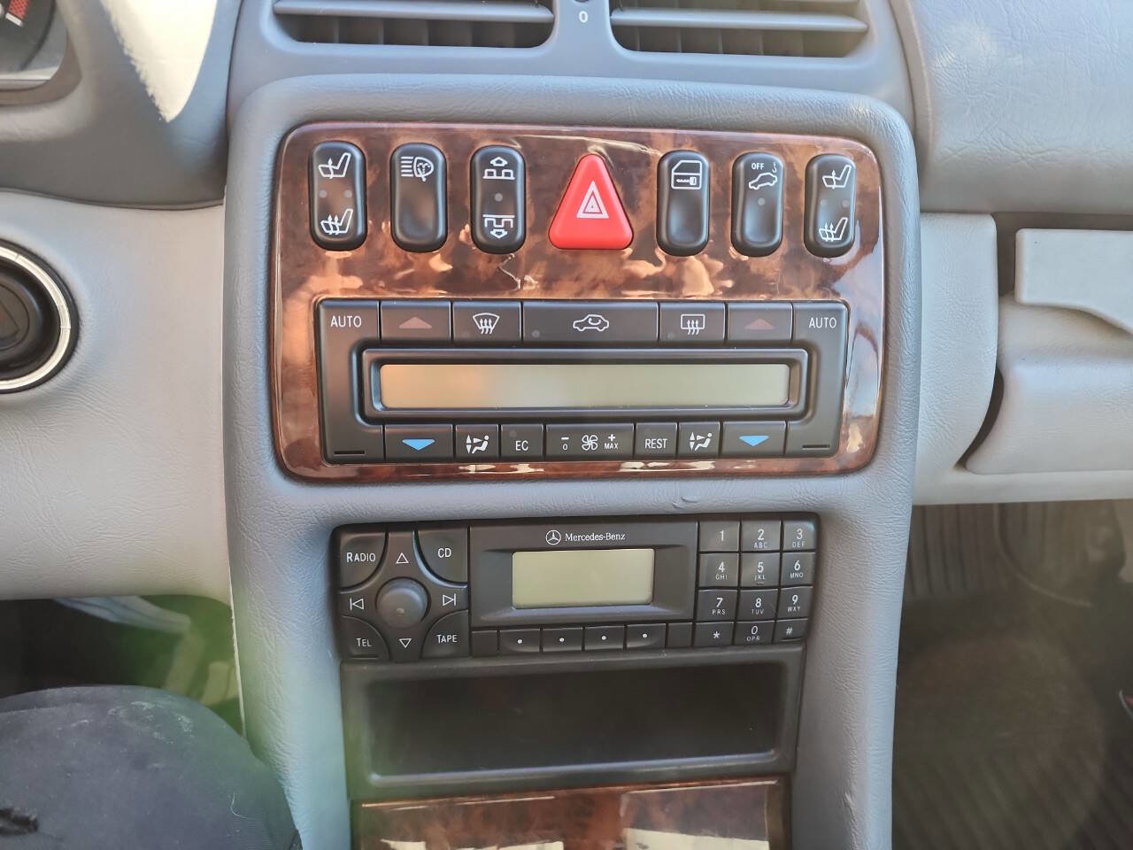 Used 2000 Mercedes-Benz CLK 320 Cabriolet image 17