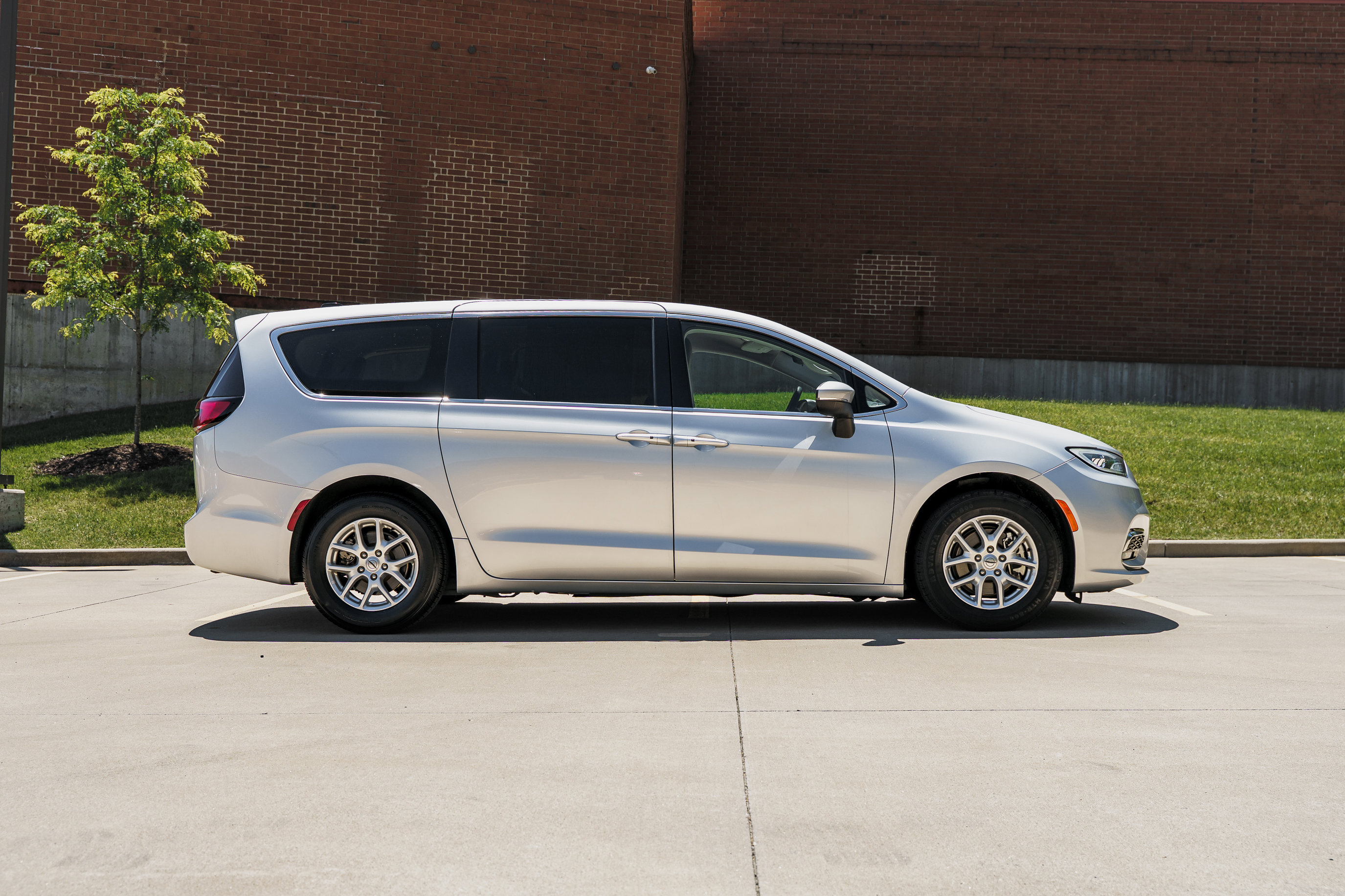 Used 2023 Chrysler Pacifica Touring-L FWD image 3