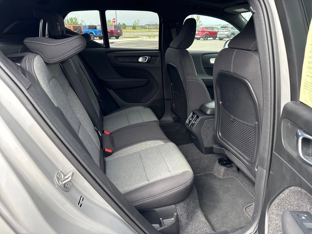 Used 2025 Volvo XC40 B5 Core image 34