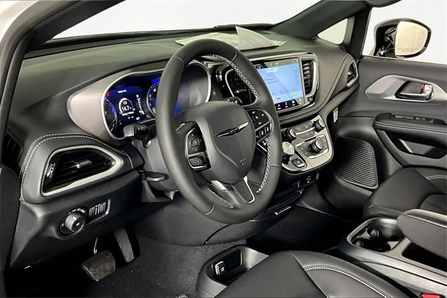 New 2026 Chrysler Pacifica Select image 8