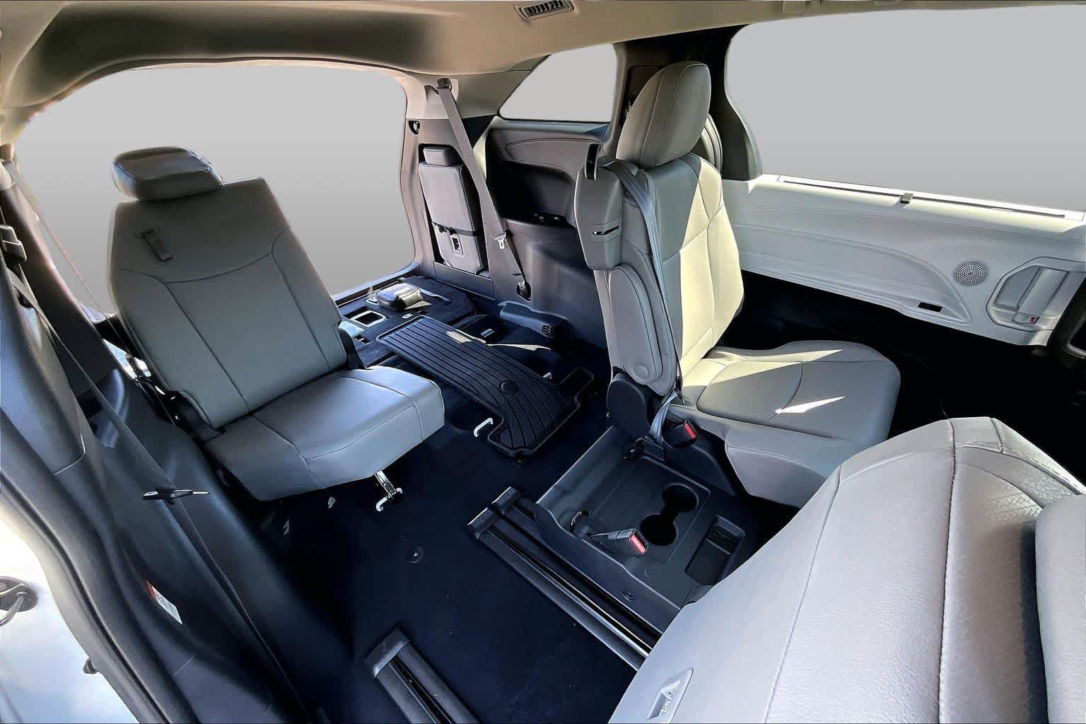 Used 2025 Toyota Sienna XLE FWD image 21