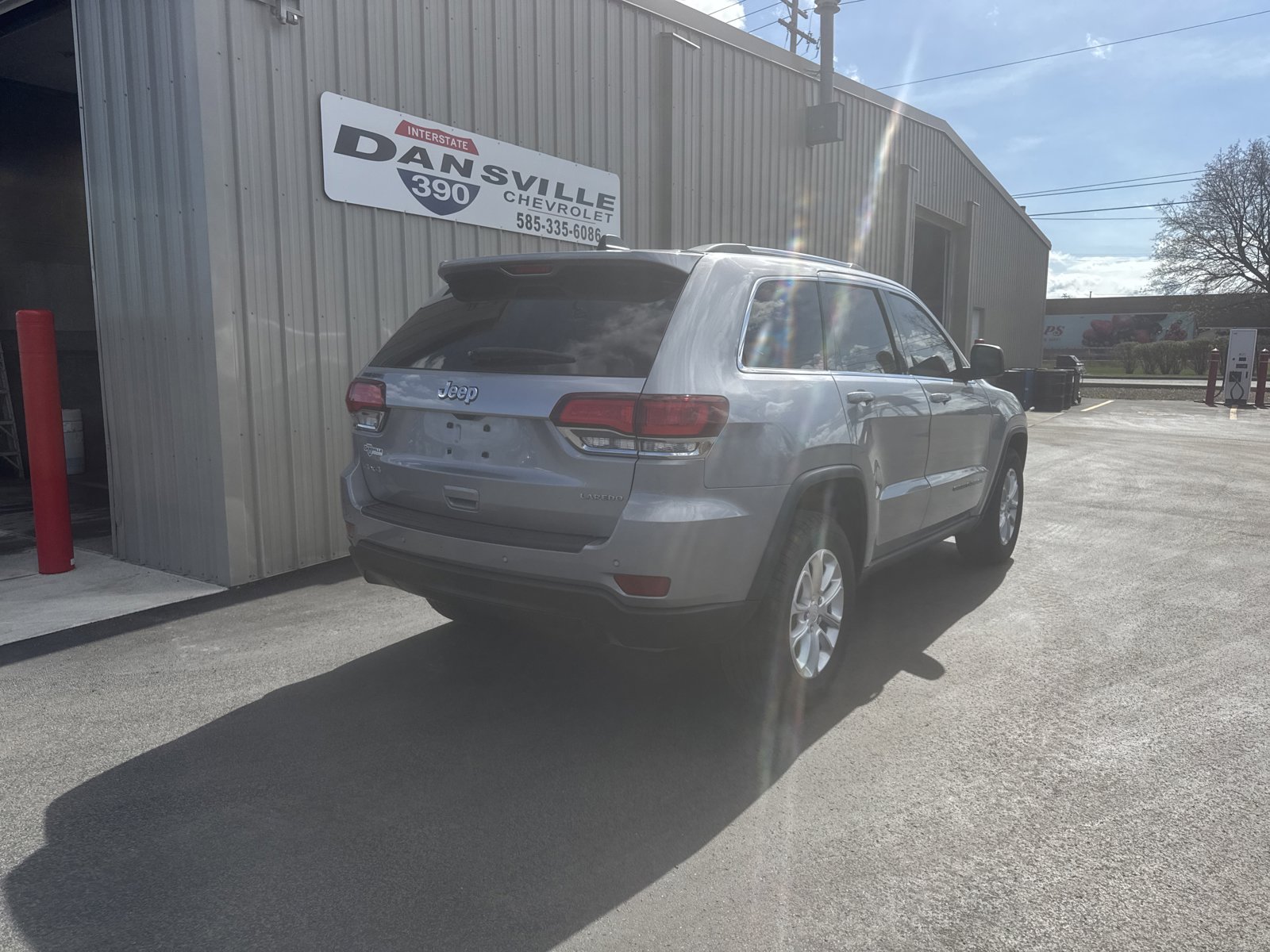 Used 2021 Jeep Grand Cherokee Laredo AWD/4WD image 3