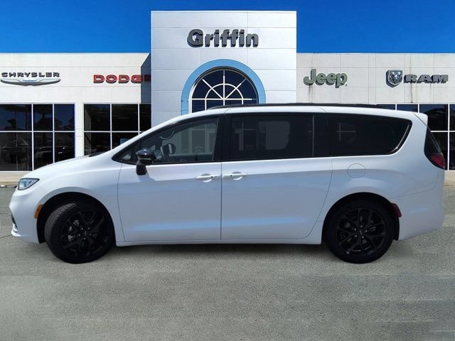 Used 2025 Chrysler Pacifica Limited FWD image 10