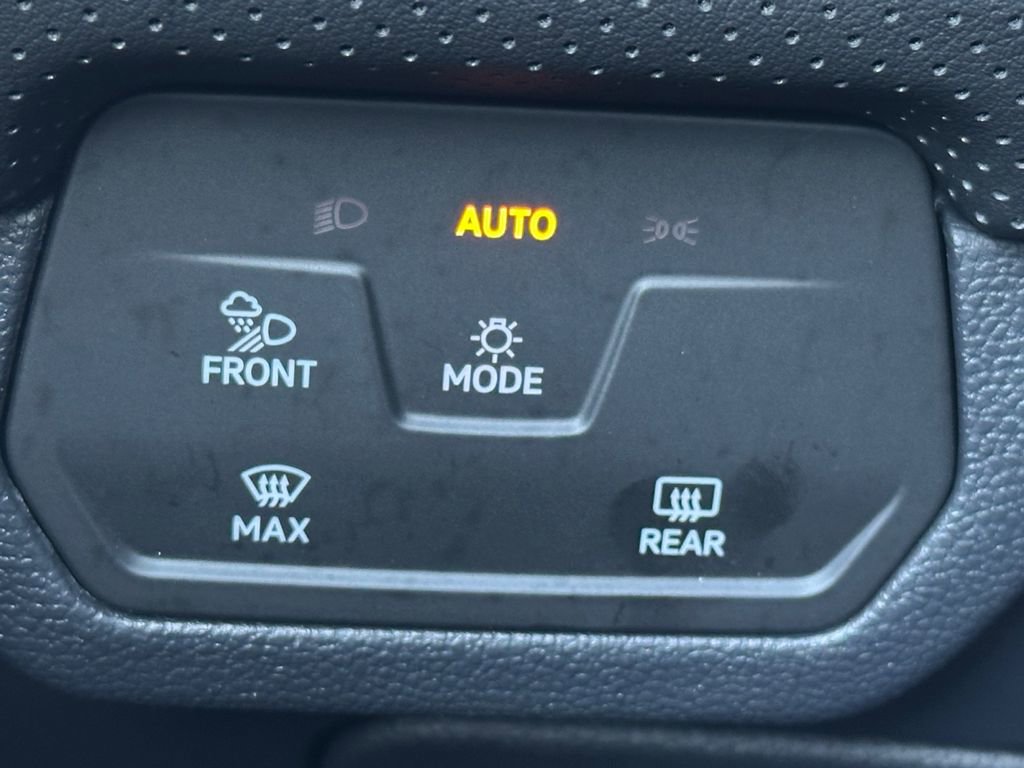 Used 2025 Volkswagen Atlas Cross Sport SEL image 19