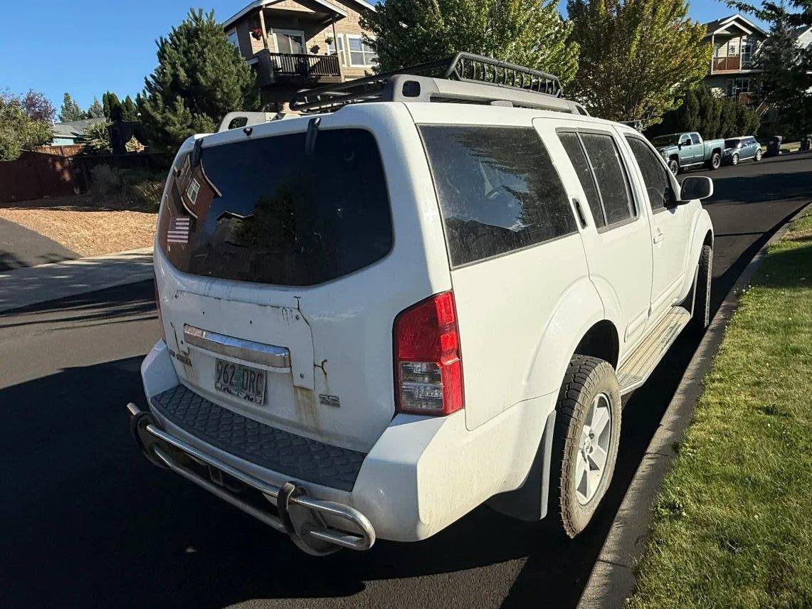 Used 2010 Nissan Pathfinder SE AWD/4WD image 3