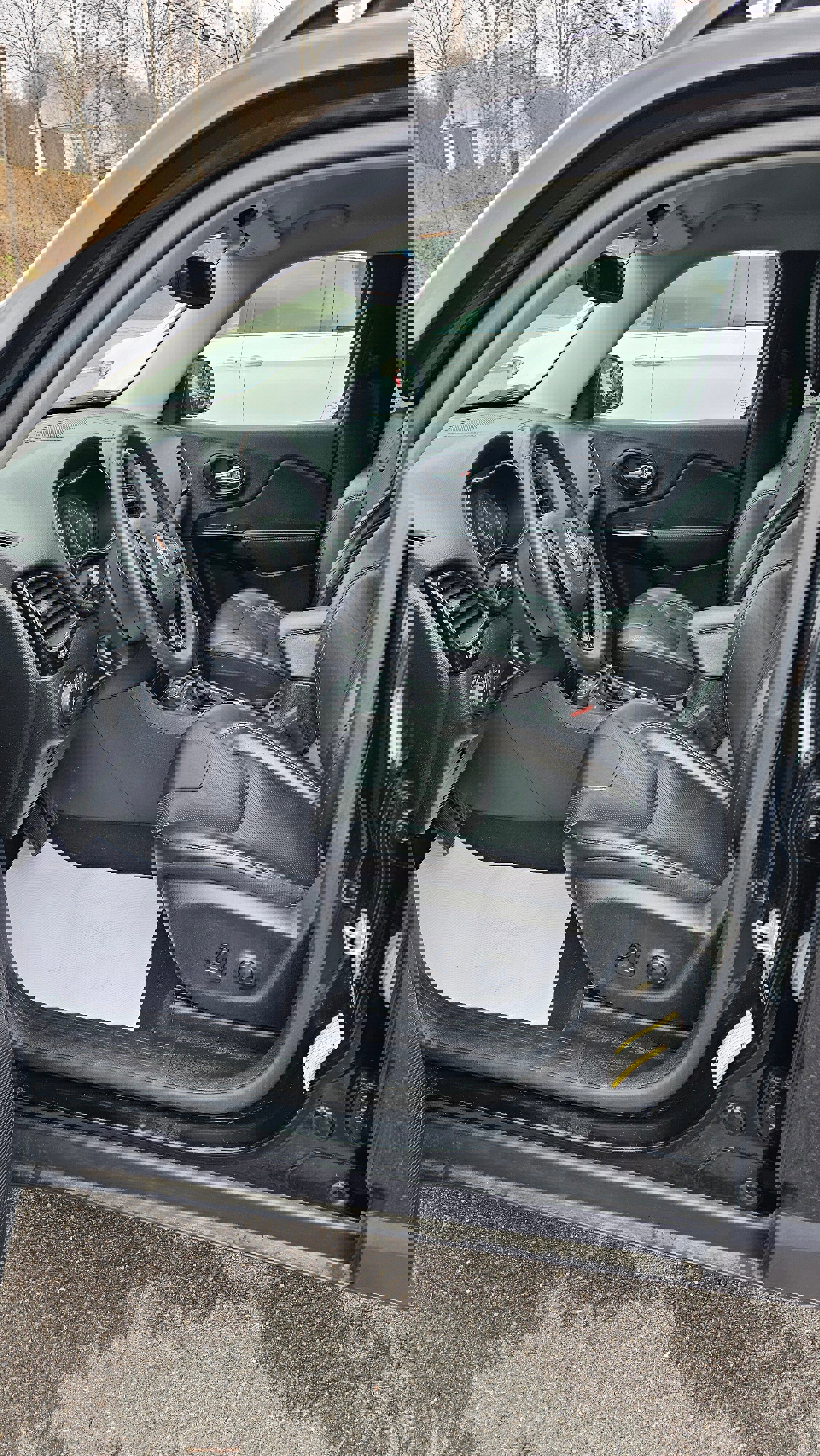 Used 2023 Jeep Cherokee Altitude Lux image 14