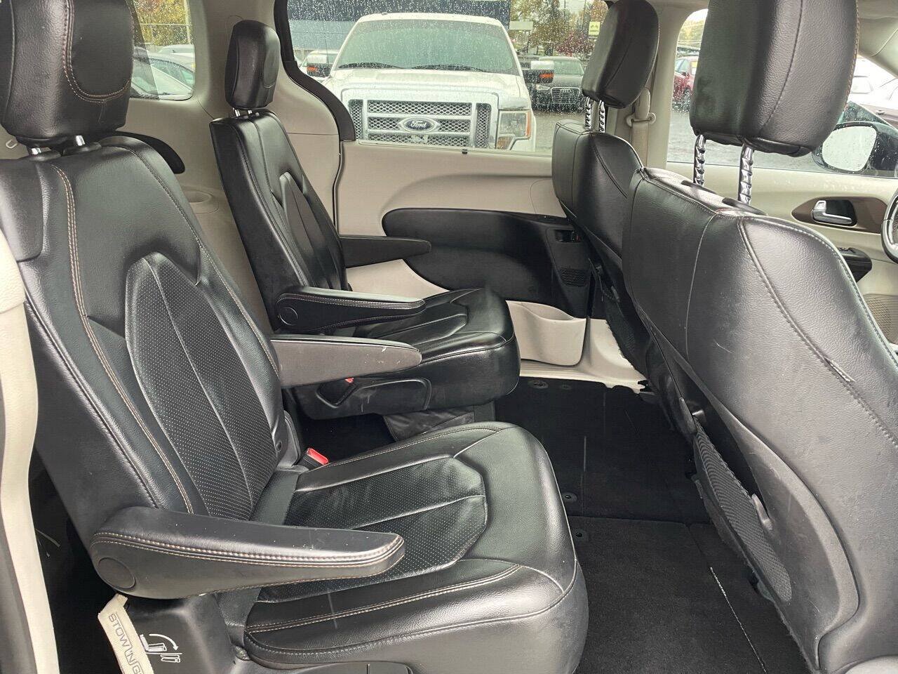 Used 2019 Chrysler Pacifica Touring-L FWD image 15