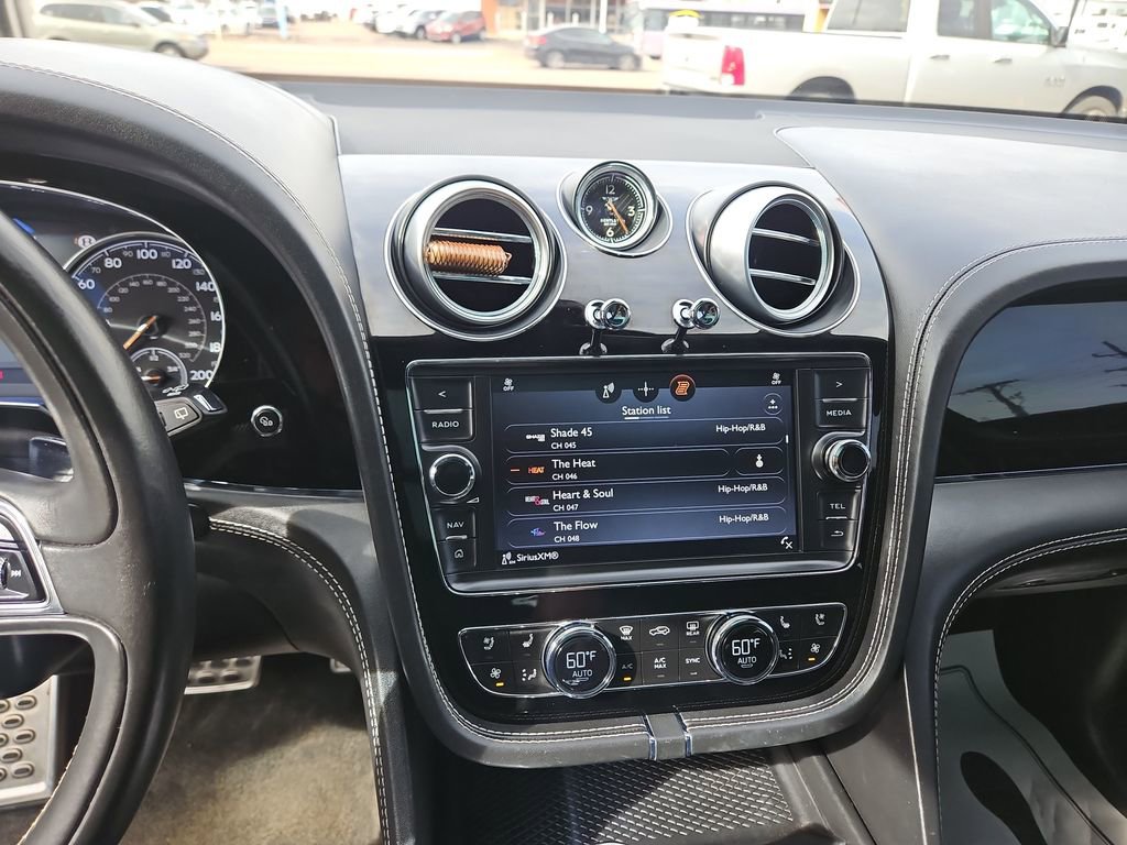Used 2017 Bentley Bentayga image 17