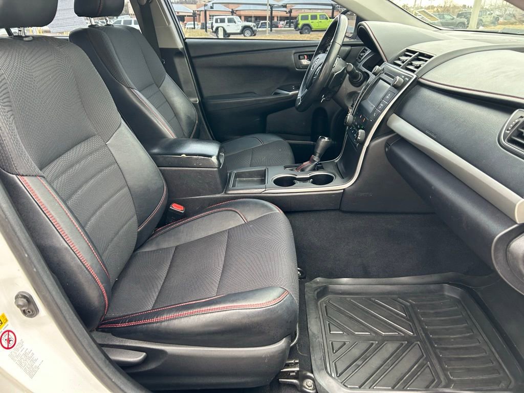 Used 2016 Toyota Camry SE image 30
