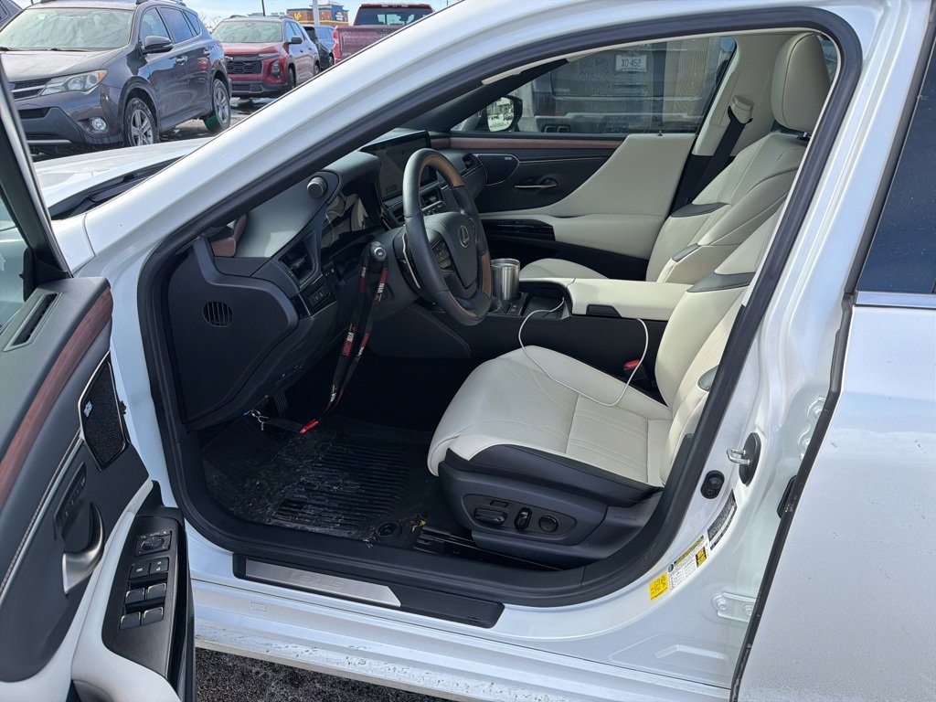 Used 2025 Lexus ES 300h Ultra Luxury image 6