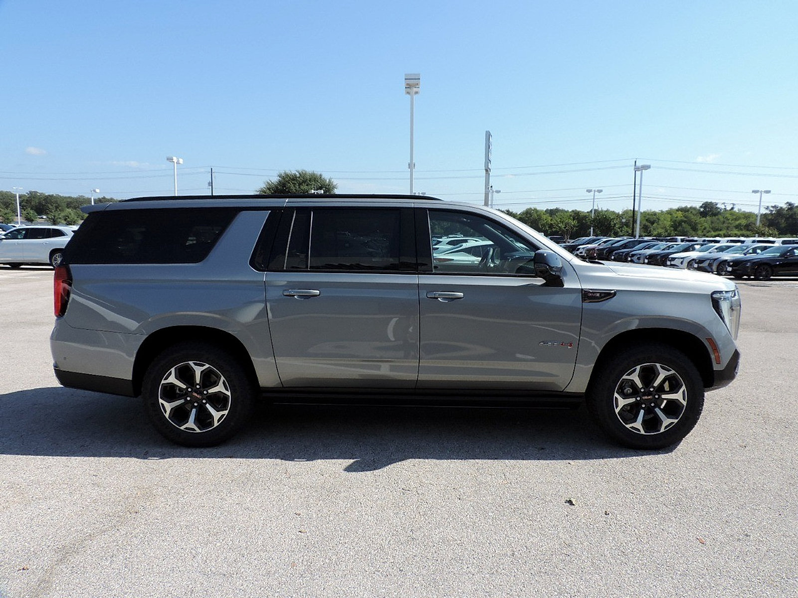 New 2026 GMC Yukon XL AT4 Ultimate w/ LPO, Floor Liner Package AWD/4WD image 4