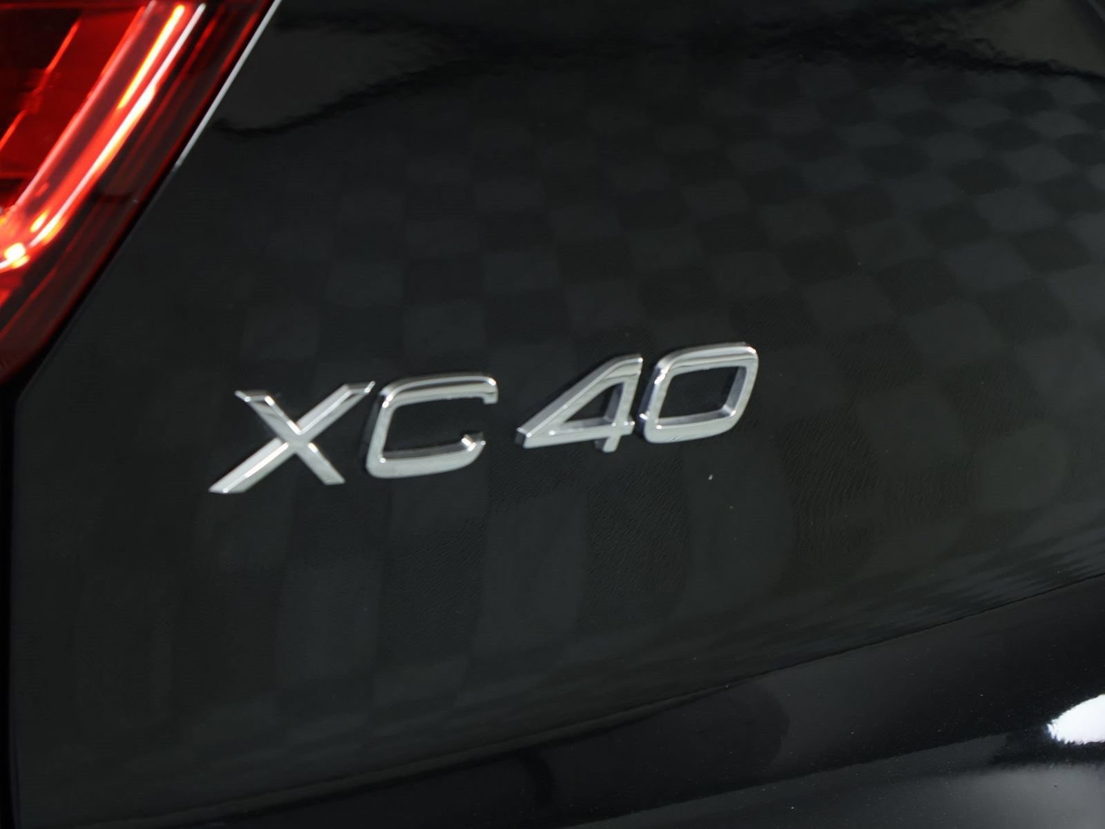 Certified 2025 Volvo XC40 B5 Plus AWD/4WD image 19
