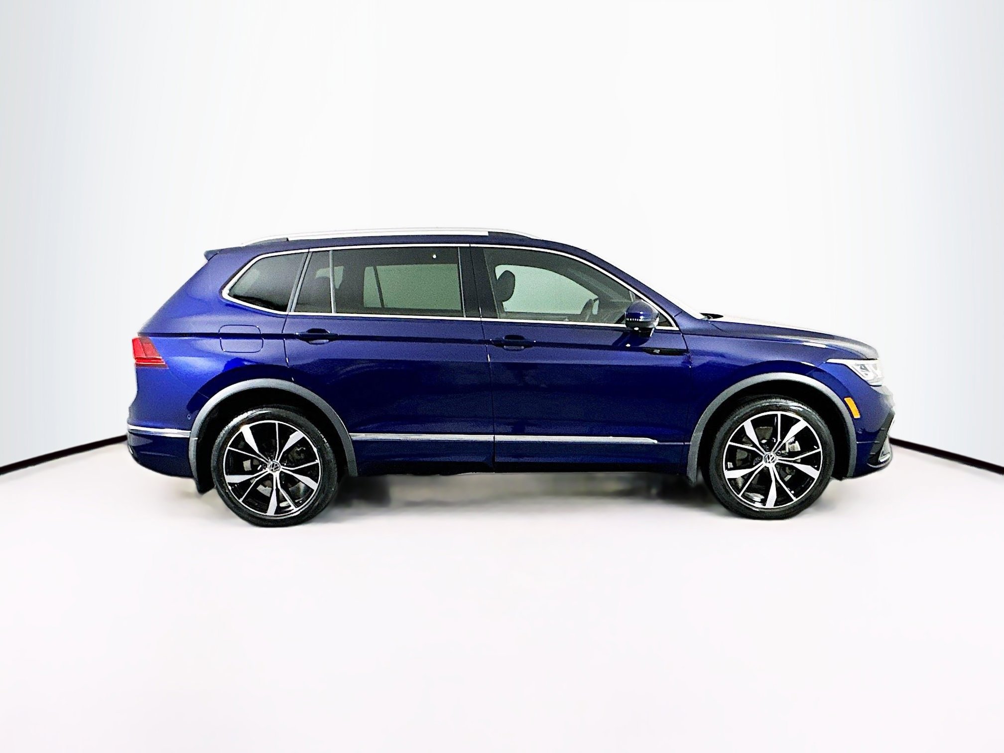 Used 2022 Volkswagen Tiguan SEL R-Line image 10