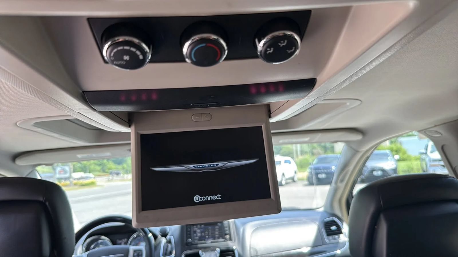 Used 2016 Chrysler Town & Country Limited Platinum FWD image 11