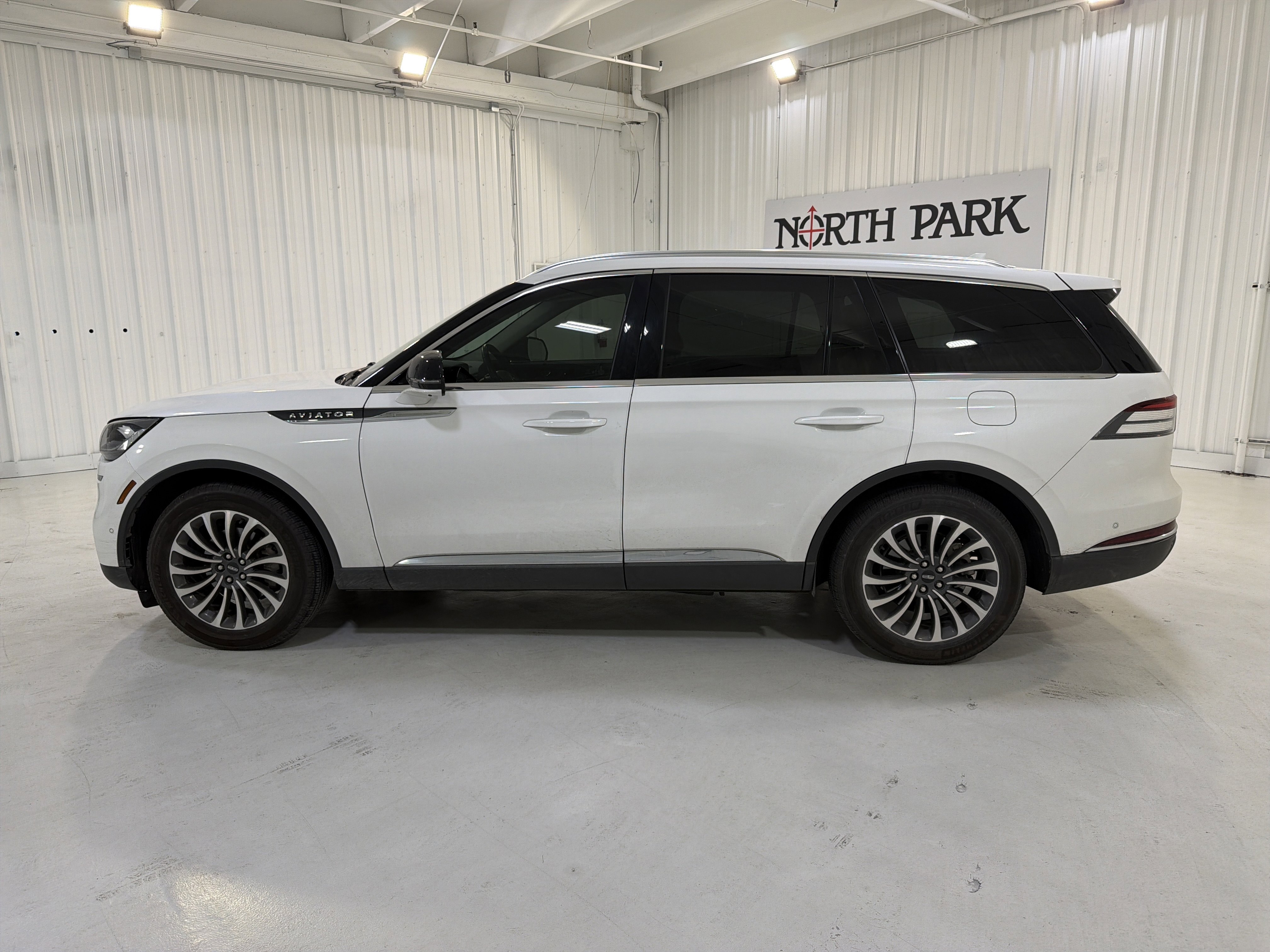 Used 2024 Lincoln Aviator Reserve w/ Elements Package Plus image 2