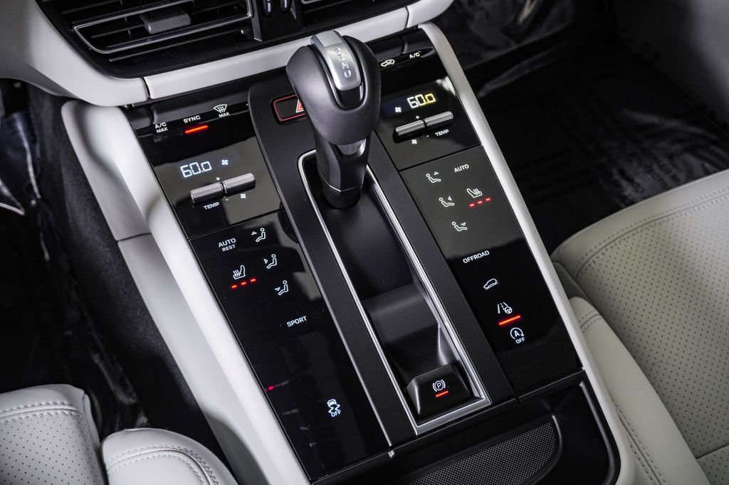 Certified 2026 Porsche Macan AWD/4WD image 24