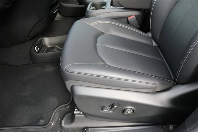 New 2026 Chrysler Pacifica Select image 12
