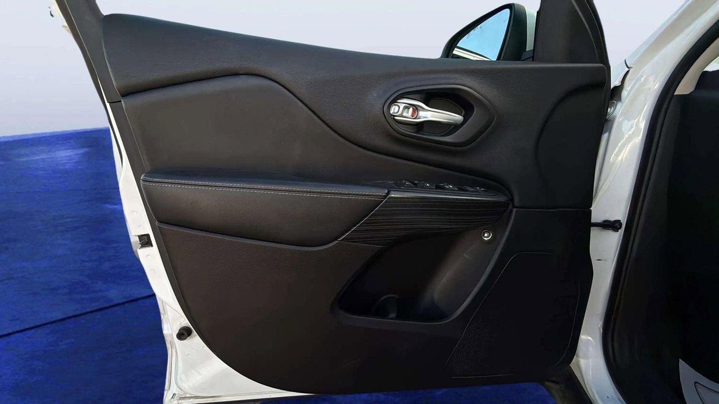 Used 2016 Jeep Cherokee Limited image 18