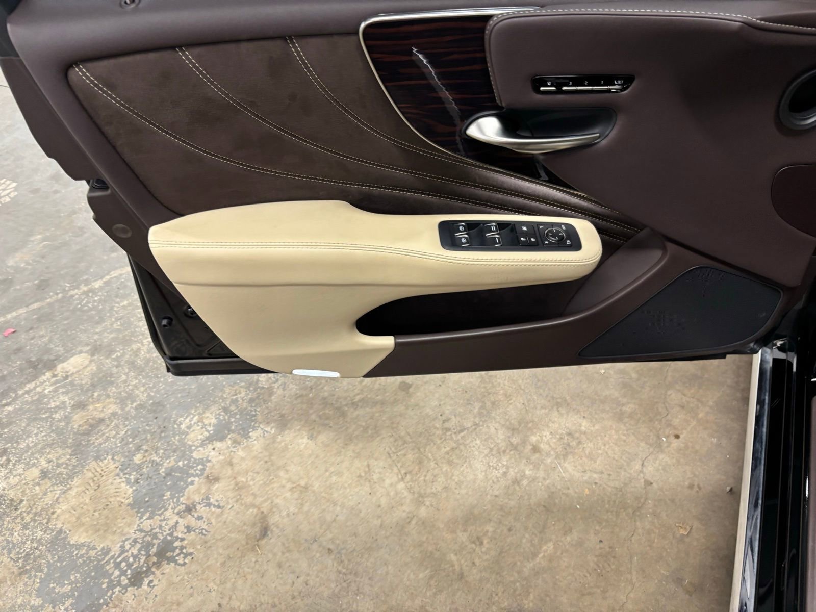 Used 2018 Lexus LS 500 w/ Luxury Package RWD image 18