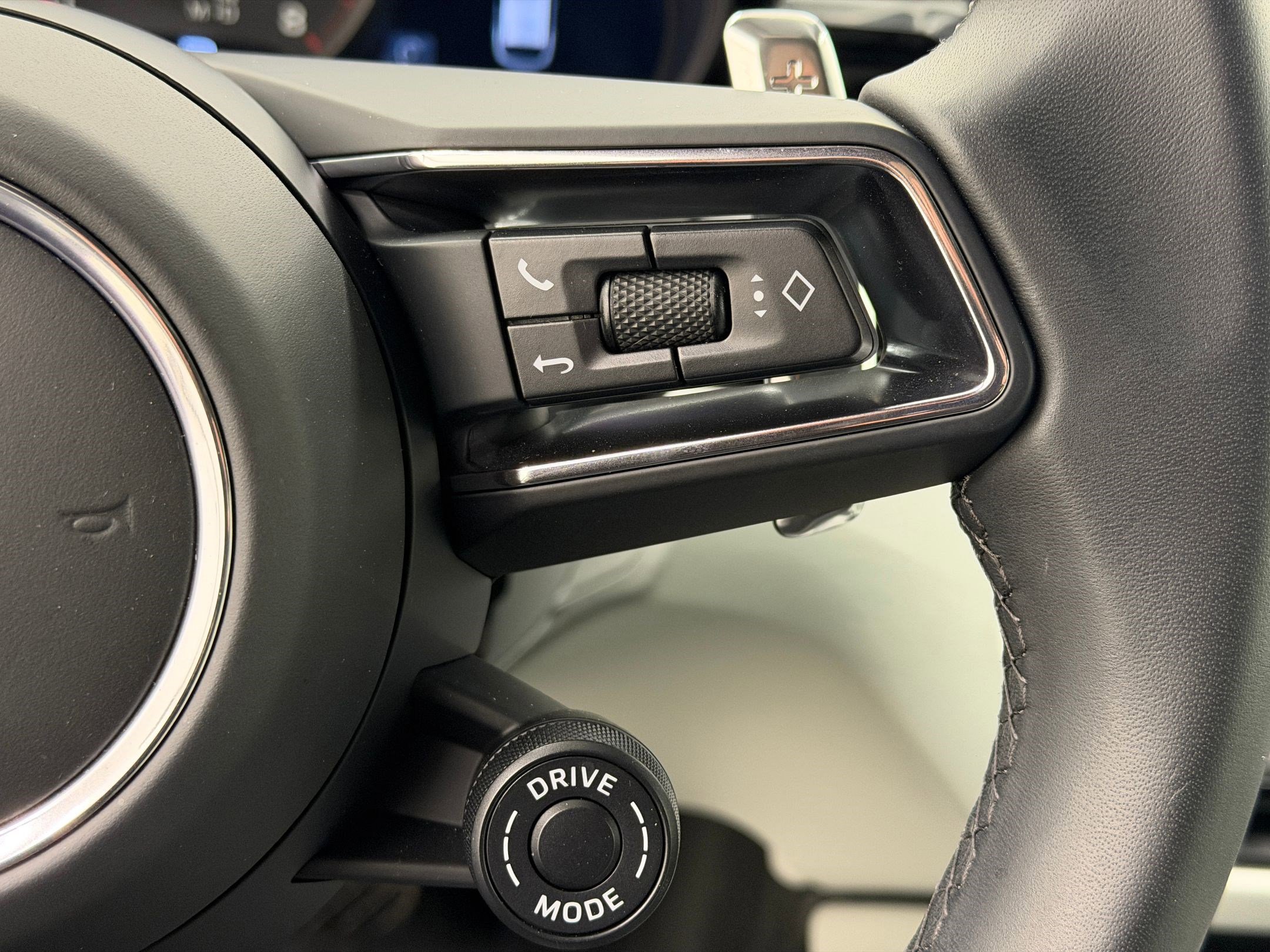 Used 2025 Porsche Macan image 25