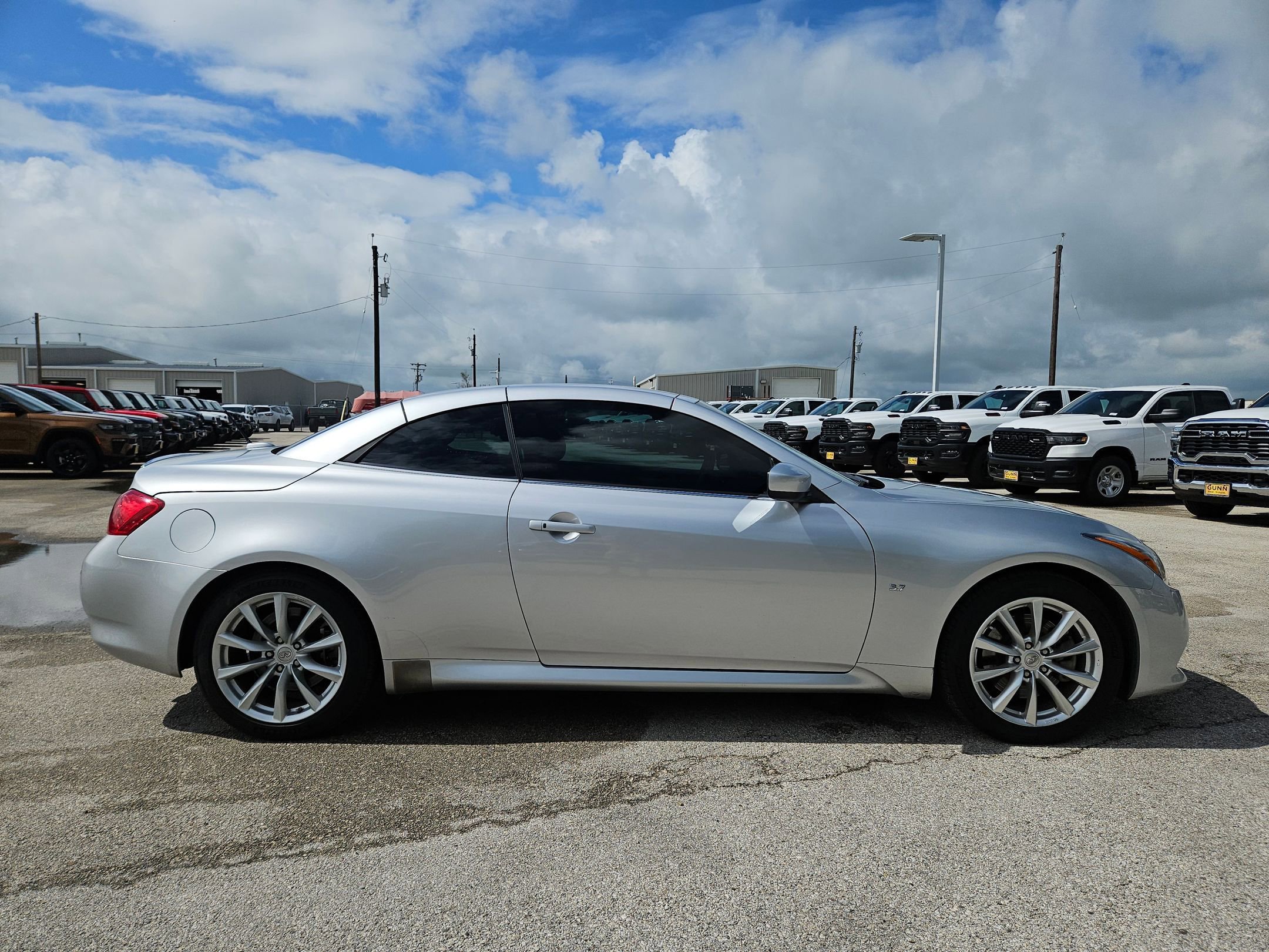 Used 2014 INFINITI Q60 Convertible w/ Premium Package RWD image 2