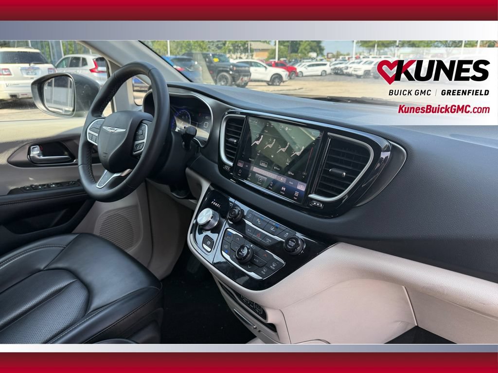 Used 2023 Chrysler Pacifica Touring-L FWD image 34