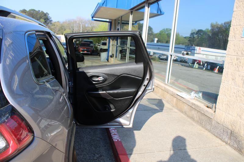 Used 2019 Jeep Cherokee Limited AWD/4WD image 15
