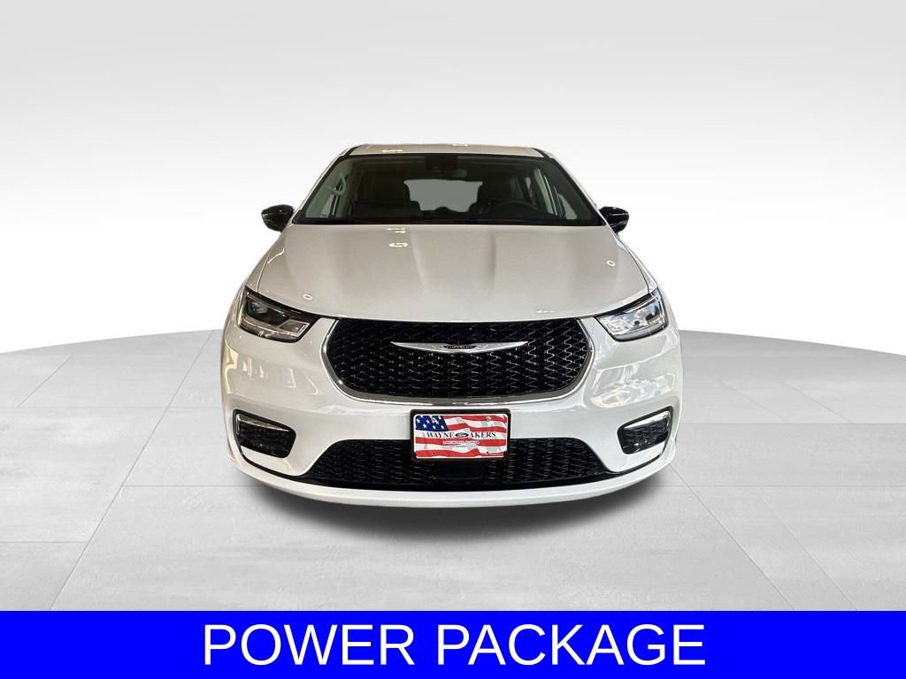 Used 2024 Chrysler Pacifica Touring-L image 9