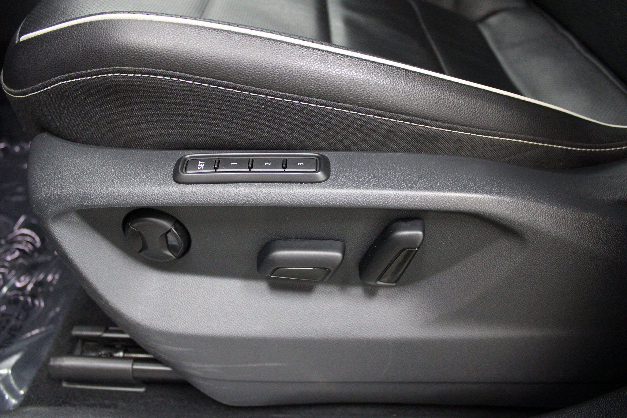 Used 2022 Volkswagen Tiguan SEL R-Line image 16