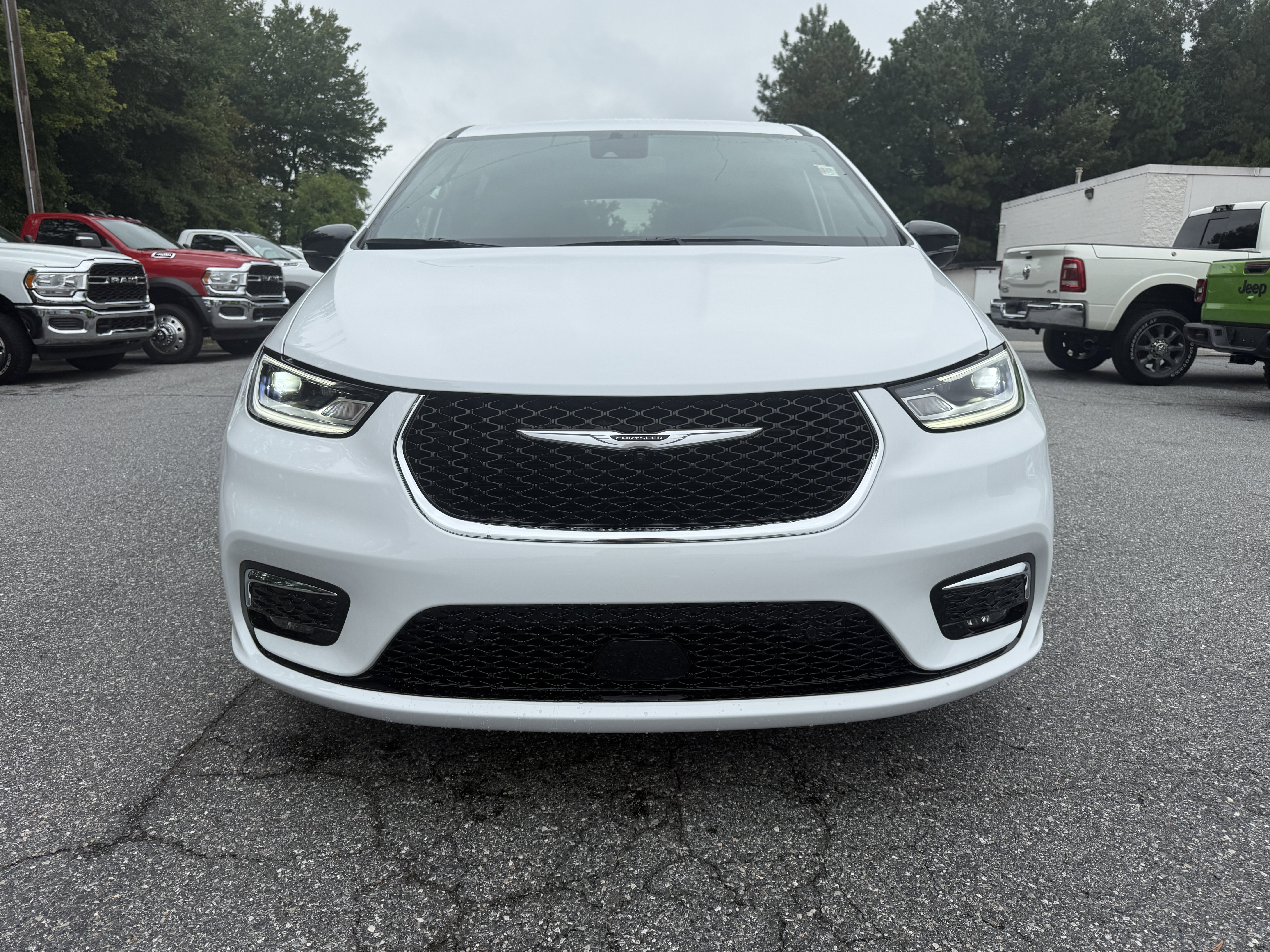 New 2026 Chrysler Pacifica Select image 2