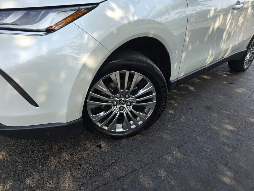 Used 2023 Toyota Venza XLE AWD/4WD image 2