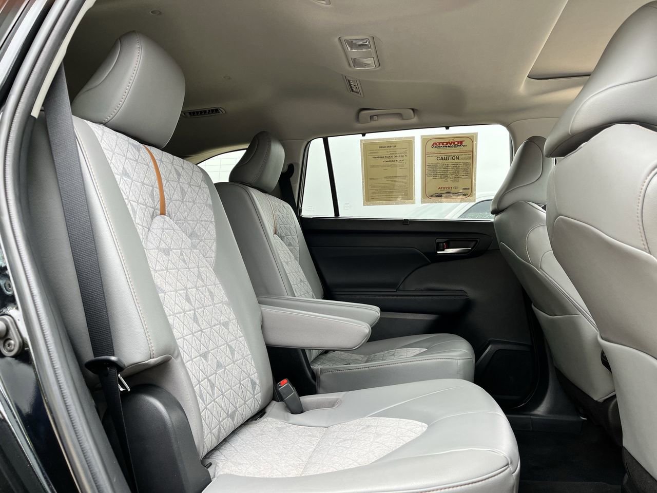 Used 2023 Toyota Highlander Bronze Edition FWD image 27