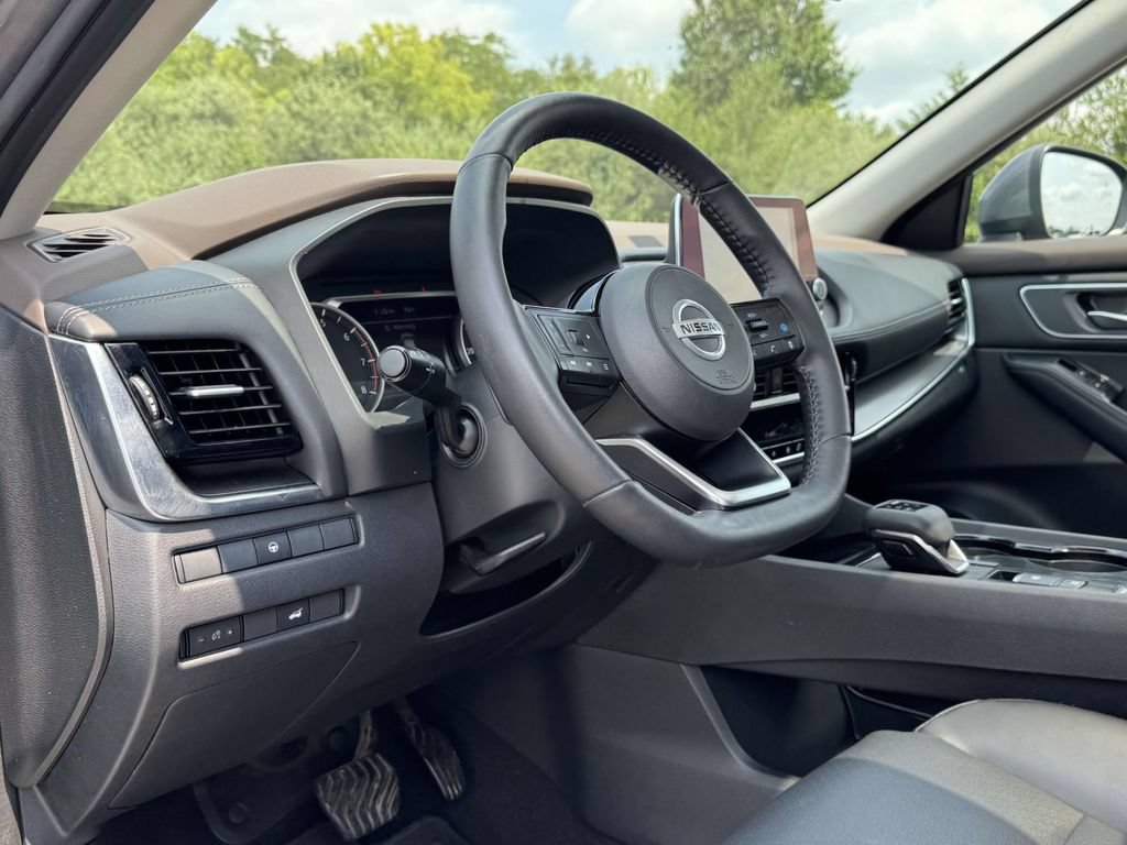 Used 2021 Nissan Rogue SV w/ Premium Package FWD image 2
