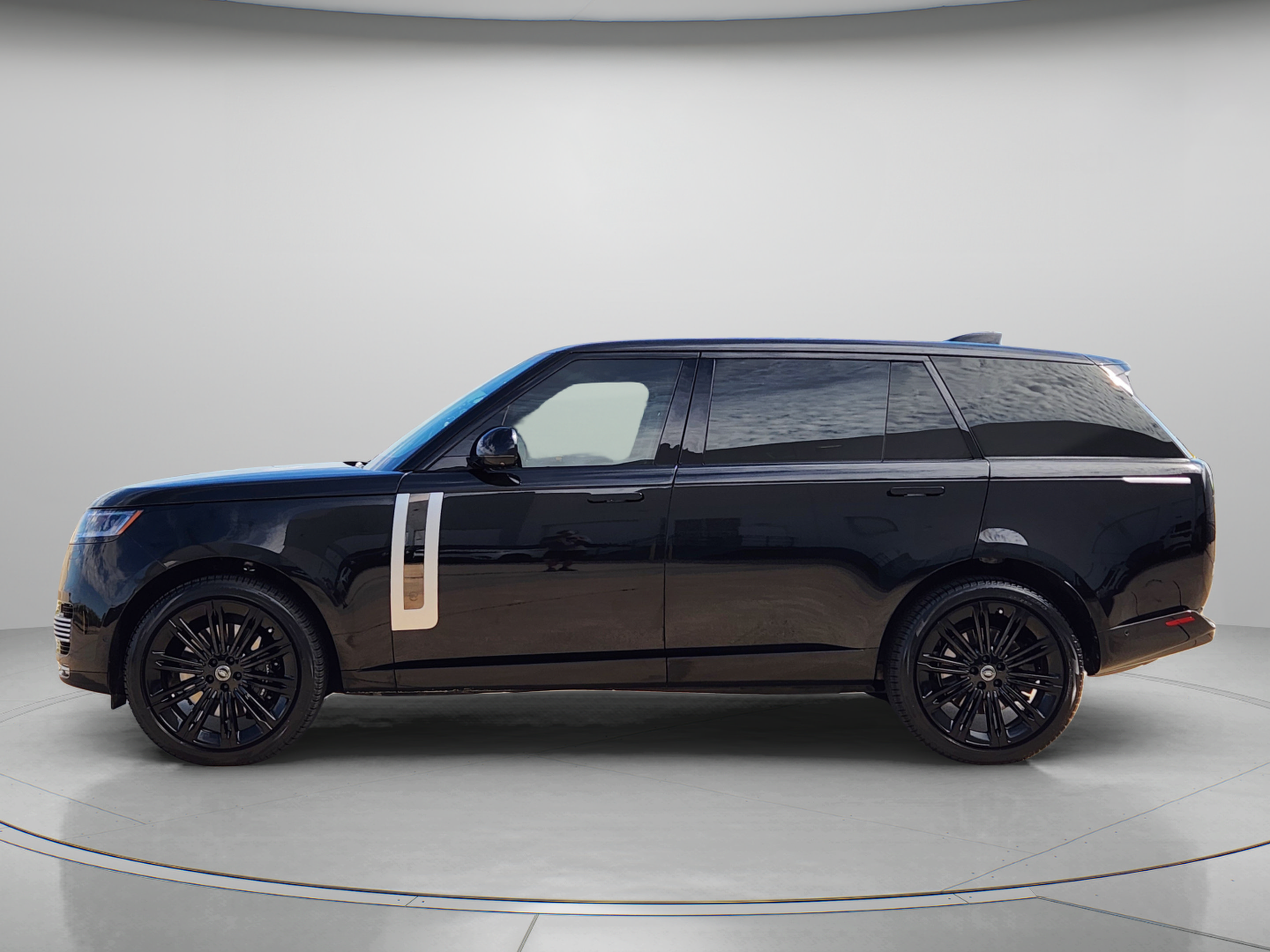 Certified 2024 Land Rover Range Rover SV AWD/4WD image 2